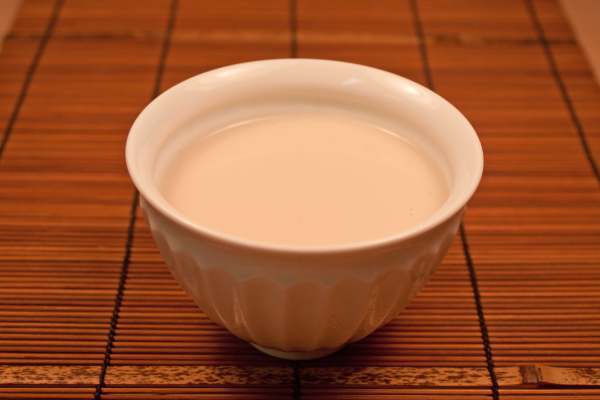 Cup of hojicha latte