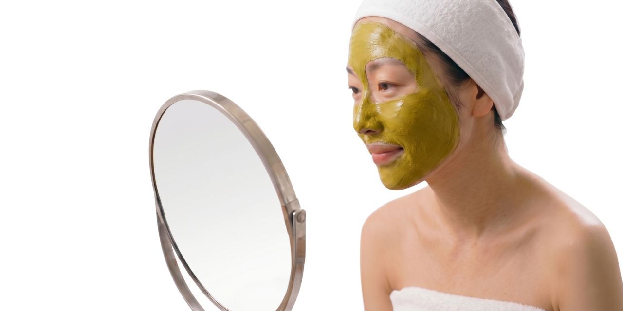 japanese-woman-applying-a-facial-mask-7-1280.jpg