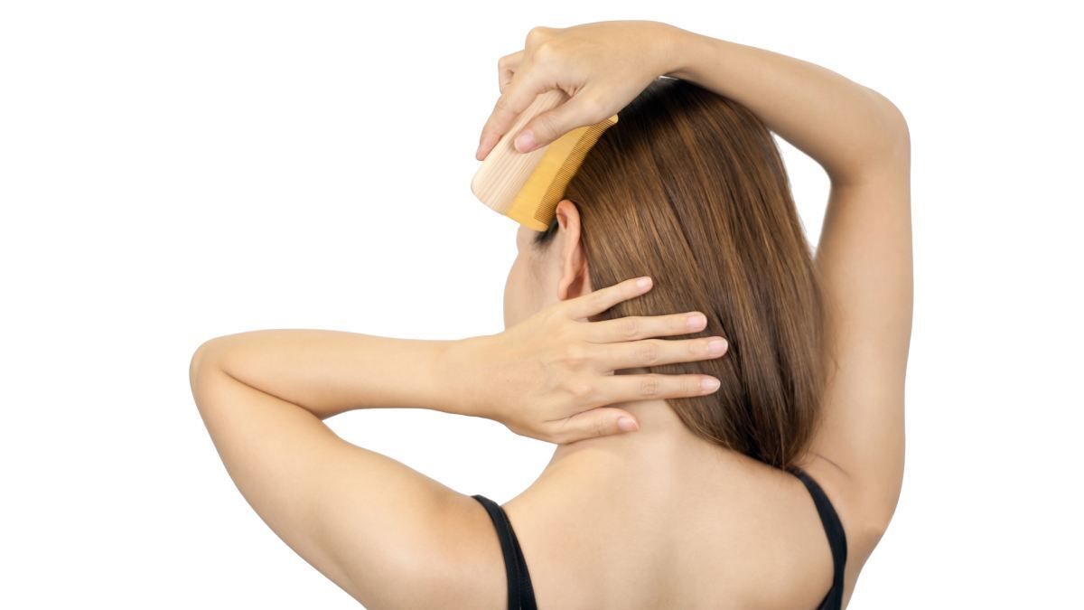 japanese-woman-combing-hair-with-sukigushi-tsuge-comb-1200x675.jpg